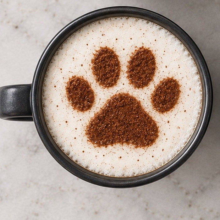 Latte décoré d’une patte en cacao