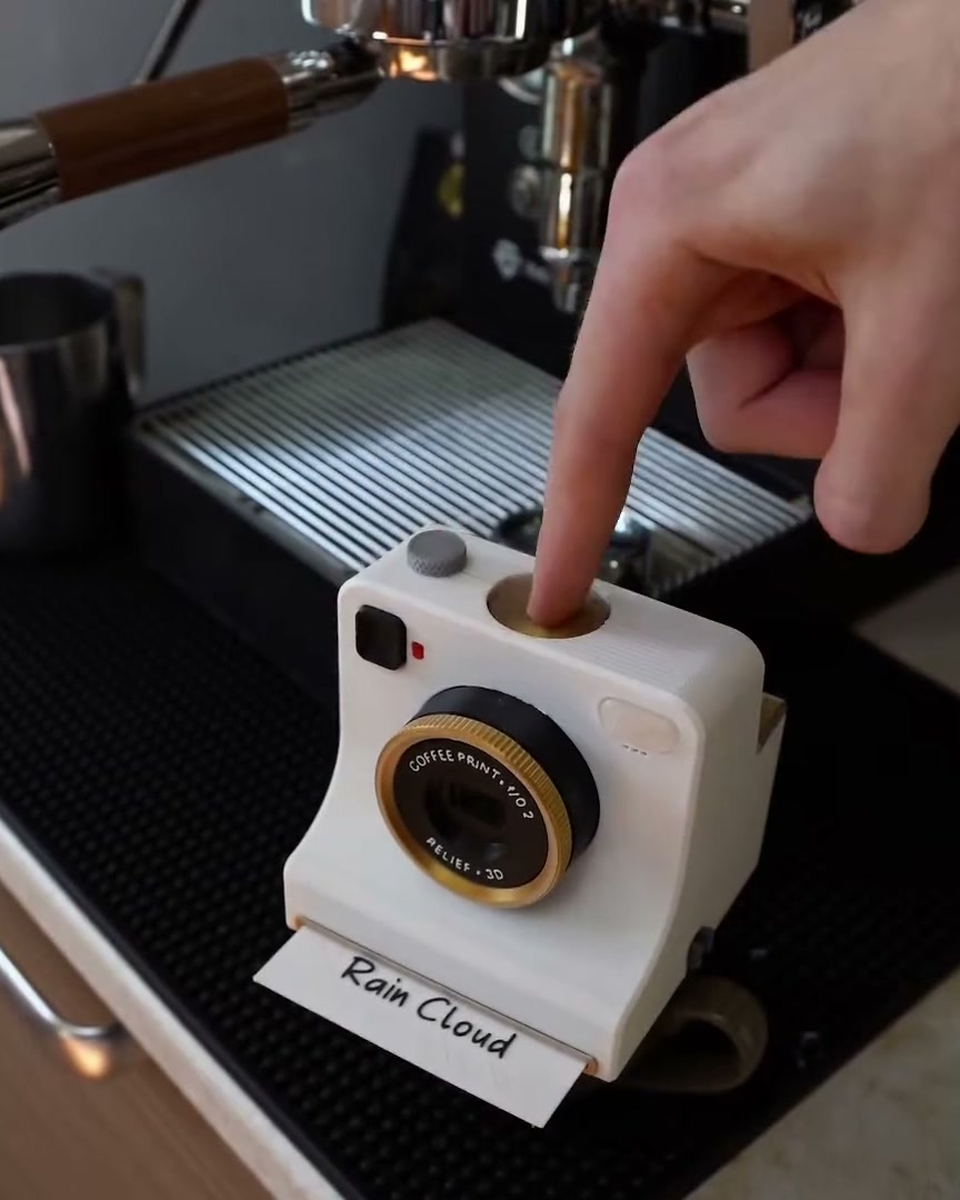Un doigt appuie sur le déclencheur du LATTECAM