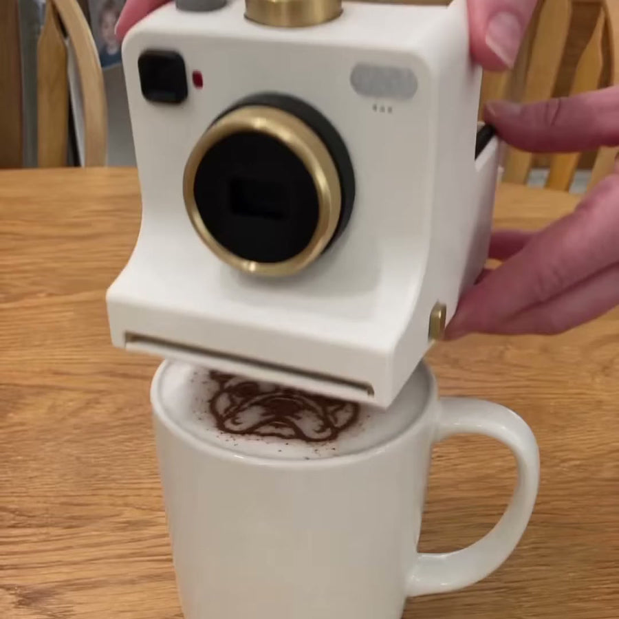 LATTECAM posé sur un mug de latte