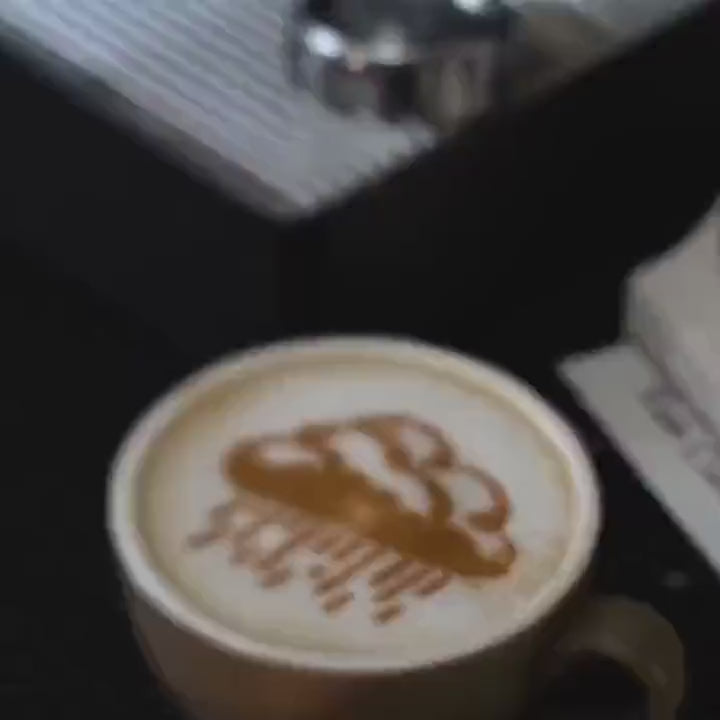 Motifs au cacao sur la mousse d’un latte